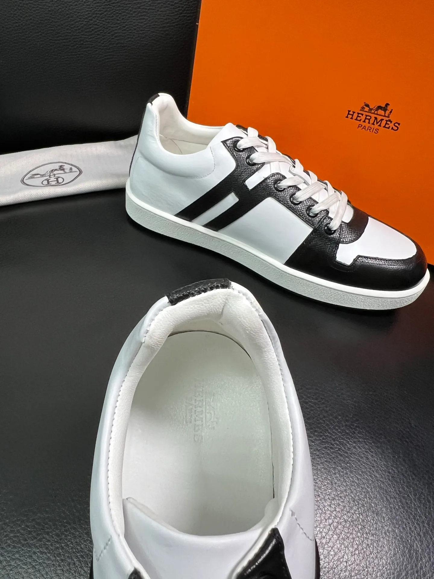 Men's shoes 💰700 Hermes Top Purchasing Agent Hermes counters are on sale at the same time with original factory configuration, original cowhide fabric imported from Italy, high-quality splicing technology, fully imported water-dyed cowhide lining, soles: original soles specially provided by the original factory are super comfortable, the original factory and single goods are of high quality, welcome to compare at the same time at the counter, code number 38-44 (customized 45 46) 85851